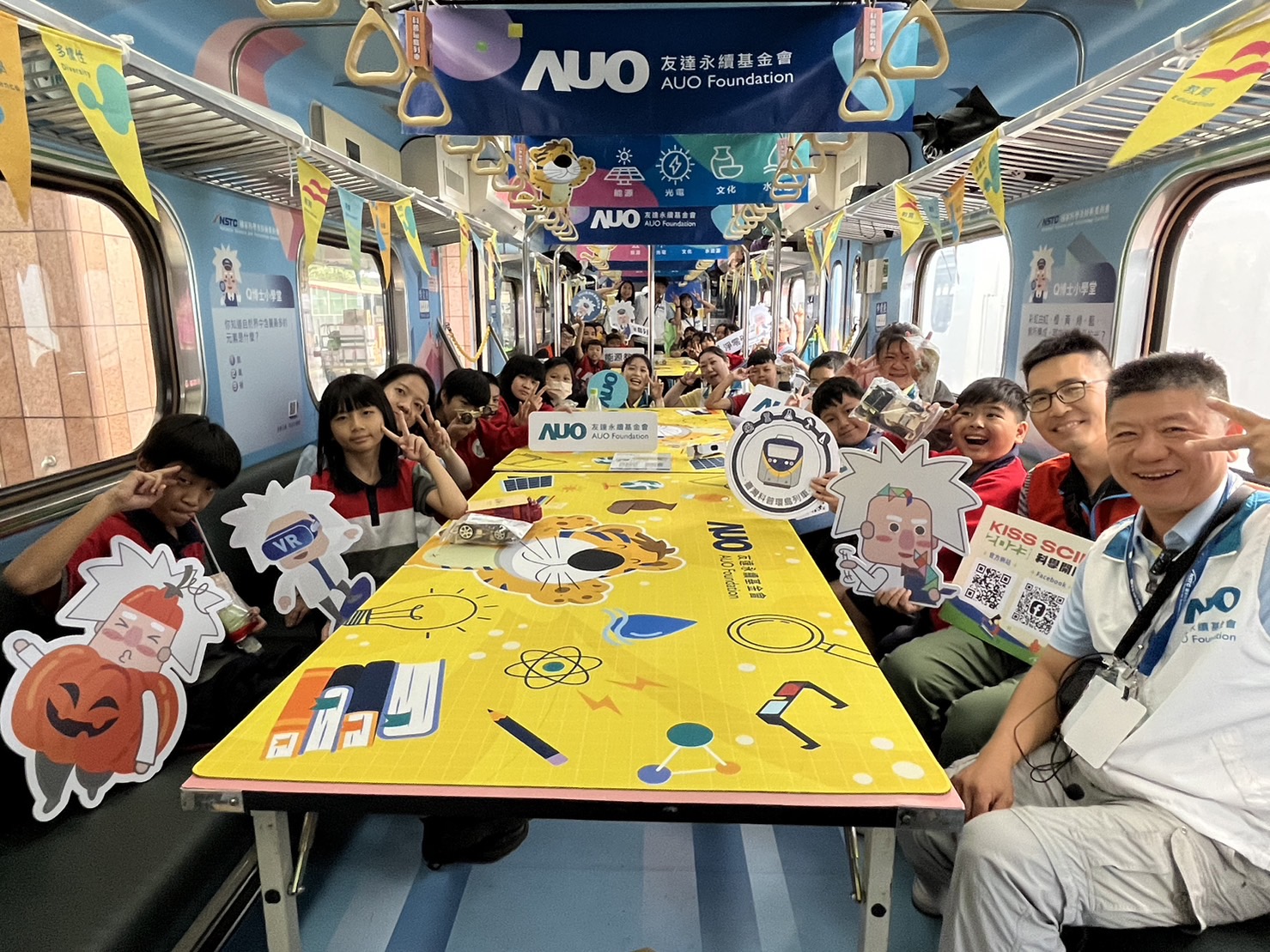 DB真人永續基金會參與「臺灣科普環島列車」，設計基礎科學車廂課程，以「淨零碳排和永續能源」為主題，讓學生透過創意實驗認識淨零知識，以及思考生活中的減碳行為